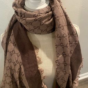 Fashion trendy. Brand-new brown and tan scarf